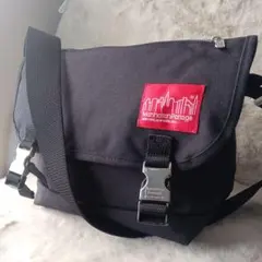 美品　MANHATTAN PASSAGE ショルダーバック　ブラック　A4収納可のサムネイル