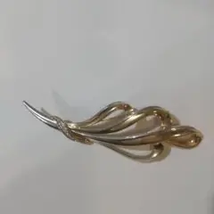 エレガントな流線型ブローチ