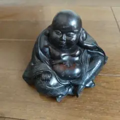 黒い石の仏像