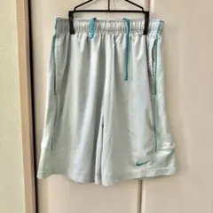 NIKE DRI-FIT ライトグレー ショートパンツ　メンズ