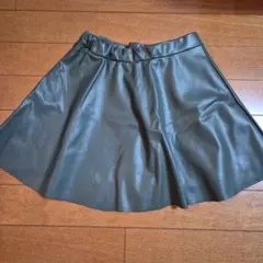 美品　H&M カーキ色 レザー風フレアスカート