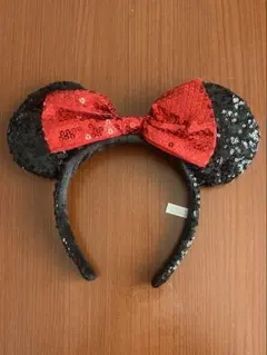ミニーマウス耳カチューシャ 黒と赤 スパンコール