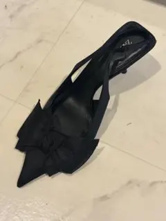 リボン付き黒ポインテッドトゥハイヒール