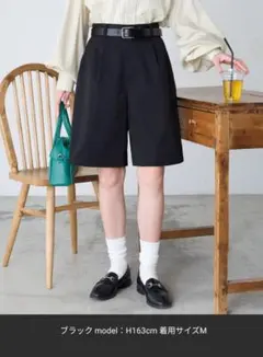 タック入り黒ショートパンツ 　Mサイズ