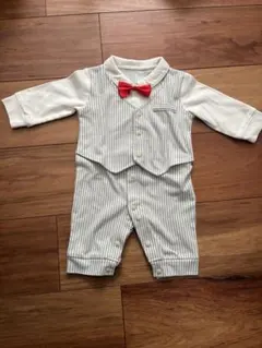 タキシード風ロンパース 赤い蝶ネクタイ付き