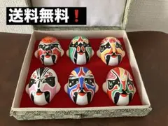 シルク製　絹製　韓国美術　うちわ　漆塗り　高級団扇 李朝 朝鮮美術 韓国民藝美術 2個まとめて　刺繍絵 太極旗 木製持ち手 漆器 扇子 2546 越前塗 骨董 三段重箱 漆 漆器 泥朱 牡丹彫 越前漆器 三