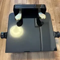 黒いピアノ用スタンドのサムネイル