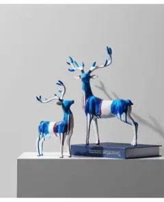 青と白のストライプ鹿のフィギュアセット