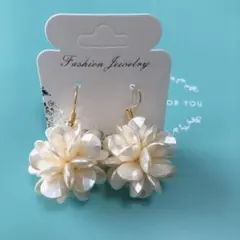 ハンドメイドピアス❤️華やか❤️ベージュ編みフラワーピアス❤️大ぶりピアス