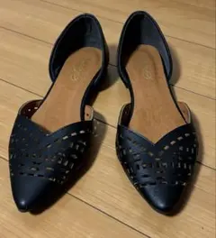 カットアウトデザイン 黒 フラットシューズ