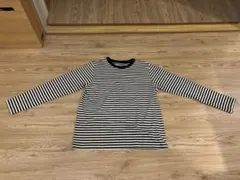 黒と白のストライプ長袖Tシャツ