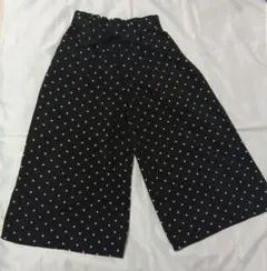 黒地に白の水玉模様 リボン付きのワイドパンツ　150のサムネイル