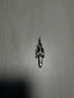 クロムハーツ ドッグタグ フレア スモールダガー ネックレストップ クロムハーツ フレア ダガー ドッグタグ シルバーネックレス / CHROME