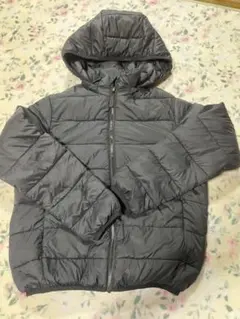 フード付きブラックジャケット