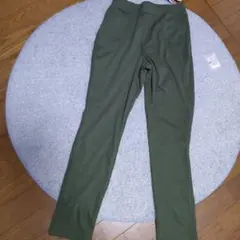 カーキ パンツ
