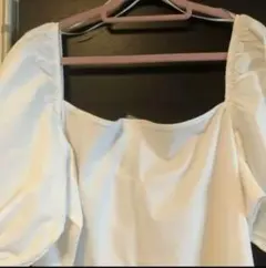 ホワイトオフショルダーパフスリーブブラウス