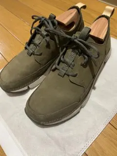 Clarks オリーブ スエード スニーカー