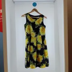 ワンピースひまわり柄　紺色　Мサイズ