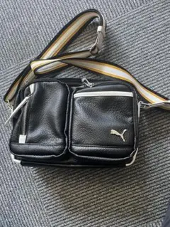 PUMA ブラック ショルダーバッグ