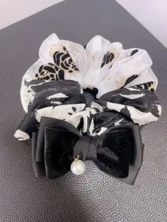 ブラックリボンローズラメシュシュ