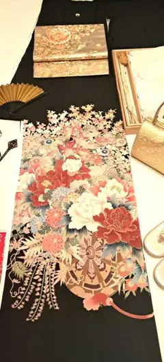 美品❇️有名作家手描友禅　 金彩刺繍 　 ５つ紋　比翼仕立て　フルセットのサムネイル