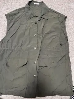 オリーブグリーン ベスト ボタン付き　カーキ