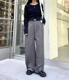 mystic ピンストライプタックワイドパンツ　チャコールグレー