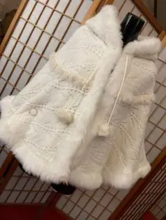 CECIL McBEE ホワイトファー付きニットケープ