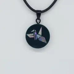 長寿の象徴 折り鶴モチーフ 螺鈿 ネックレス 深緑色 和モダン 普段使い 縁起物