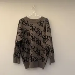 ロゴ入りグレー長袖ニットセーター