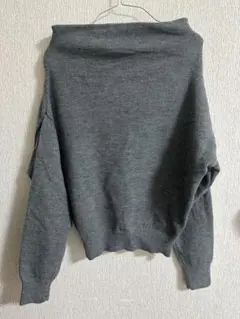オフショルダー グレー ニットセーター