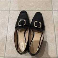 AZUL バックル付き黒ローファー