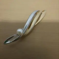 波状デザイン パール付きブローチ