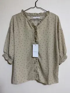 ドットＶネックブラウス
