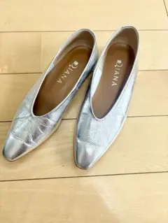 Diana メタリックシルバー フラットシューズ