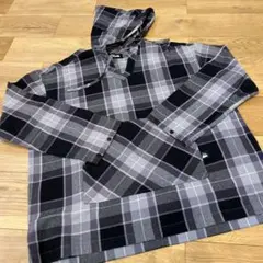 フード付きグレー系チェックプルオーバー