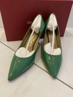 フェラガモ　パンプス　ハイヒール　グリーン　エナメル