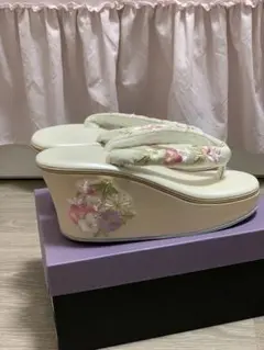 【美品】刺繍厚底草履　花柄　和装小物パール調ピンクベージュ23〜24.5cm