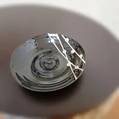 黒い光沢の皿 枝に花の模様