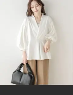 【AMELY】新品 クロスVネックペプラムプルオーバー ボリュームスリーブのサムネイル