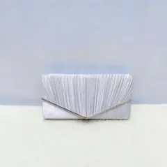 高級感たっぷり　シルク調パーティーバッグ（シルバー）