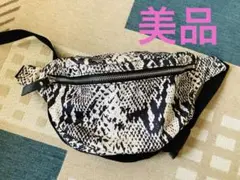 GLOBAL WORK パイソン柄ボディバッグ