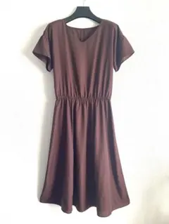 ストロベリーフィールズ　ブラウン Vネック 半袖ワンピース（新品）サイズ：Fのサムネイル