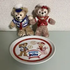 ディズニー　ダッフィー とシェリーメイぬいぐるみバッチ お揃いのプレートセット