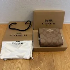 新品 COACH C3309 シグネチャー 二つ折り財布 Cチャーム コーチ - メルカリ