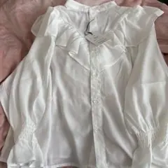 フリル付きホワイトシフォンブラウス