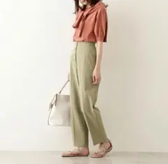 NATURAL BEAUTY BASIC ハイウエストボタンパンツ　オリーブ色Mのサムネイル