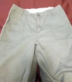 モスグリーンパンツ