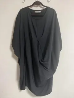 黒いドレープデザインチュニック 半袖