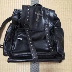 クロス装飾付き黒リュック